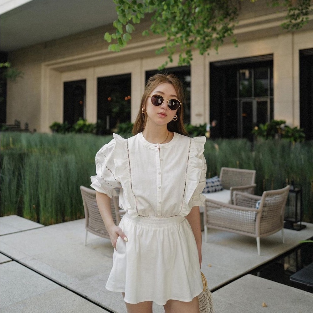 Daily Vanity white ruffle blouse medium vacation wear top